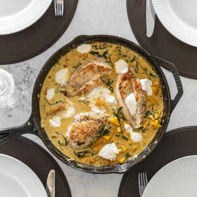 safaríkar kjúklingarbringur með sýrðum rjóma eldaðar í eini pönnu í bragðmikilli rjómasósu með meðlætinu