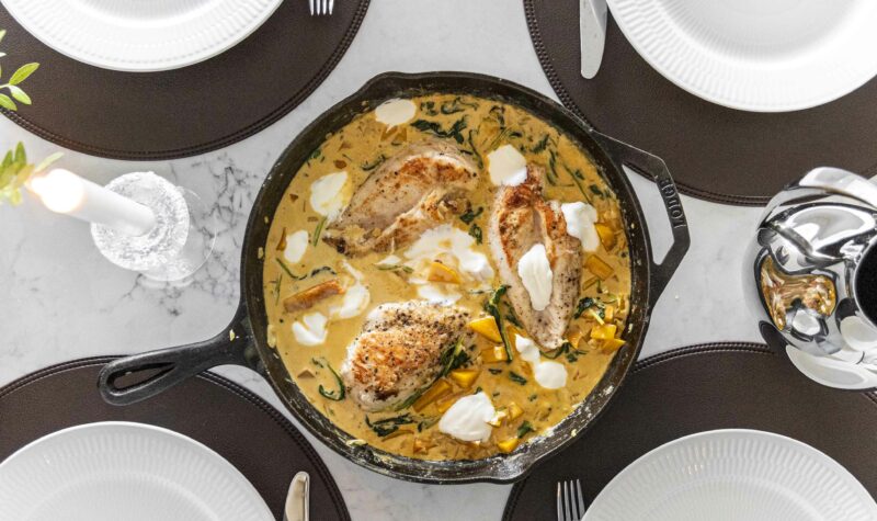 safaríkar kjúklingarbringur með sýrðum rjóma eldaðar í eini pönnu í bragðmikilli rjómasósu með meðlætinu