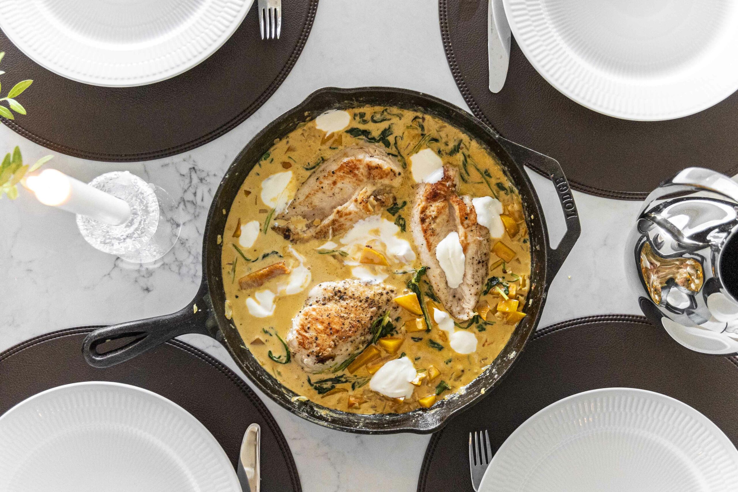 safaríkar kjúklingarbringur með sýrðum rjóma eldaðar í eini pönnu í bragðmikilli rjómasósu með meðlætinu