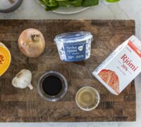 safaríkar kjúklingarbringur með sýrðum rjóma eldaðar í eini pönnu í bragðmikilli rjómasósu með meðlætinu