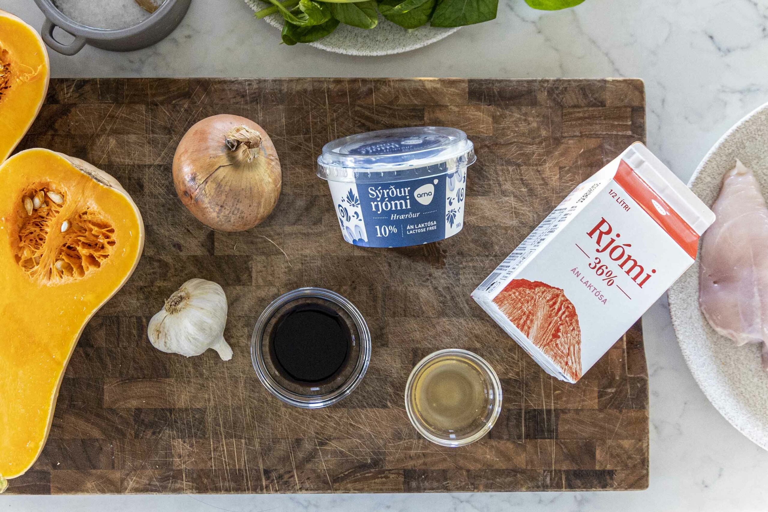 safaríkar kjúklingarbringur með sýrðum rjóma eldaðar í eini pönnu í bragðmikilli rjómasósu með meðlætinu