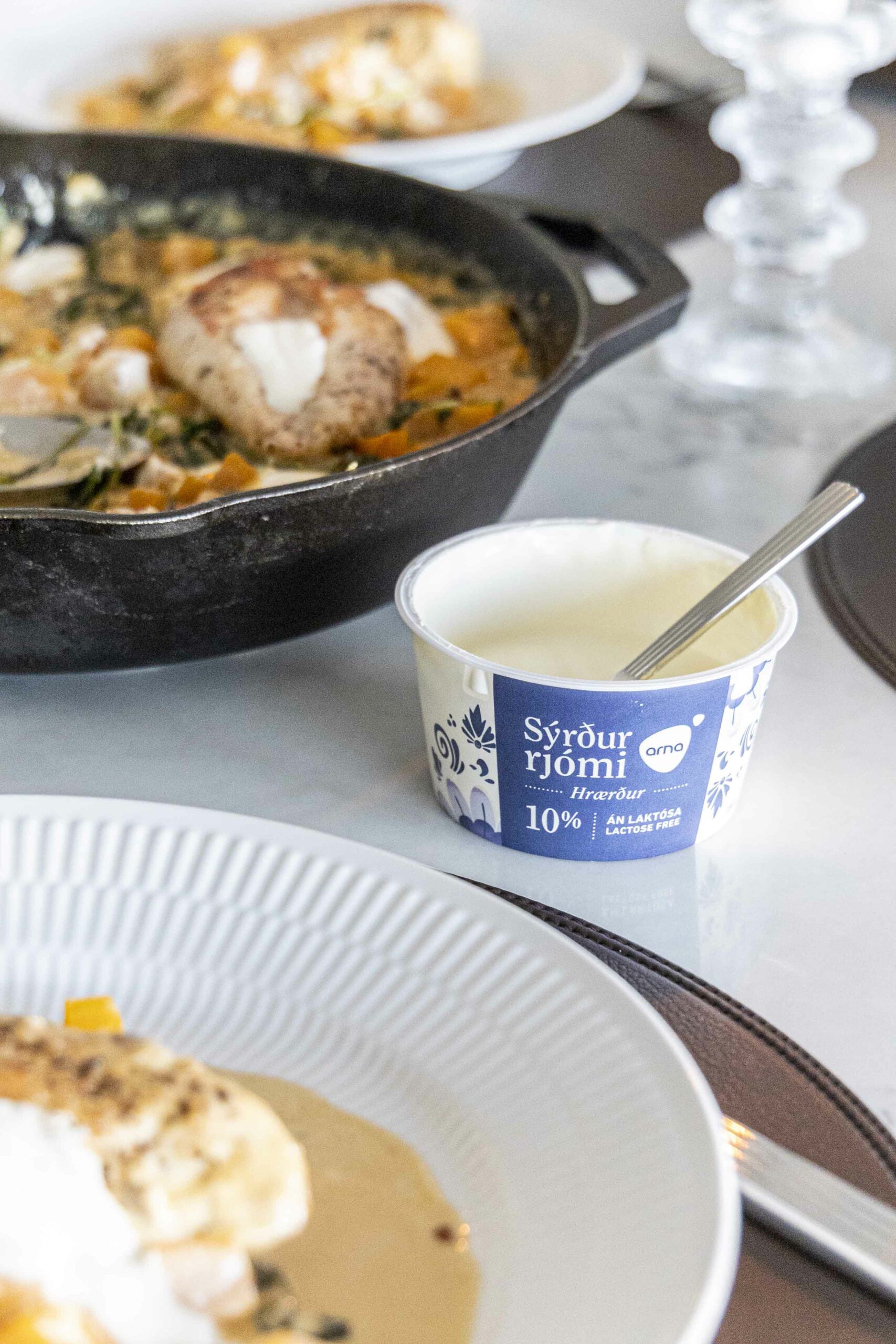 safaríkar kjúklingarbringur með sýrðum rjóma eldaðar í eini pönnu í bragðmikilli rjómasósu með meðlætinu