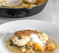 safaríkar kjúklingarbringur með sýrðum rjóma eldaðar í eini pönnu í bragðmikilli rjómasósu með meðlætinu