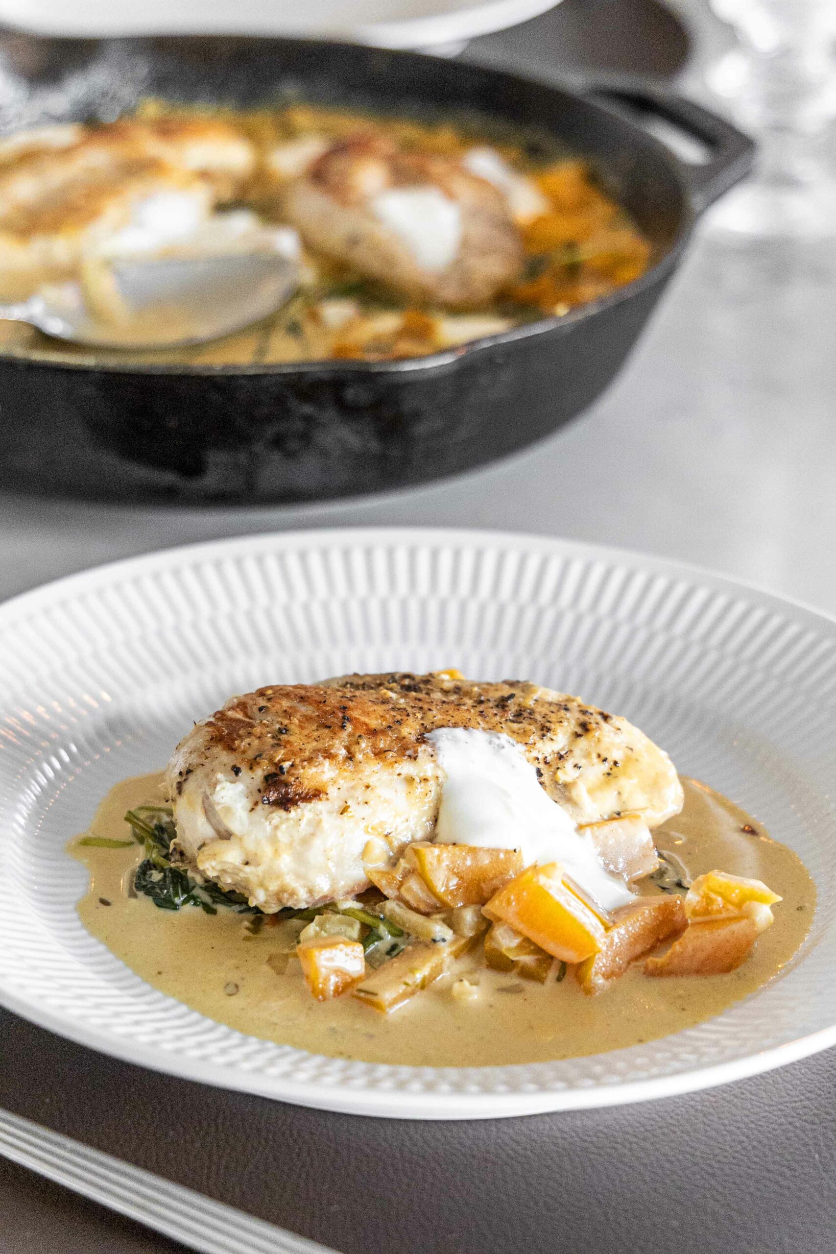 safaríkar kjúklingarbringur með sýrðum rjóma eldaðar í eini pönnu í bragðmikilli rjómasósu með meðlætinu