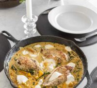 safaríkar kjúklingarbringur með sýrðum rjóma eldaðar í eini pönnu í bragðmikilli rjómasósu með meðlætinu