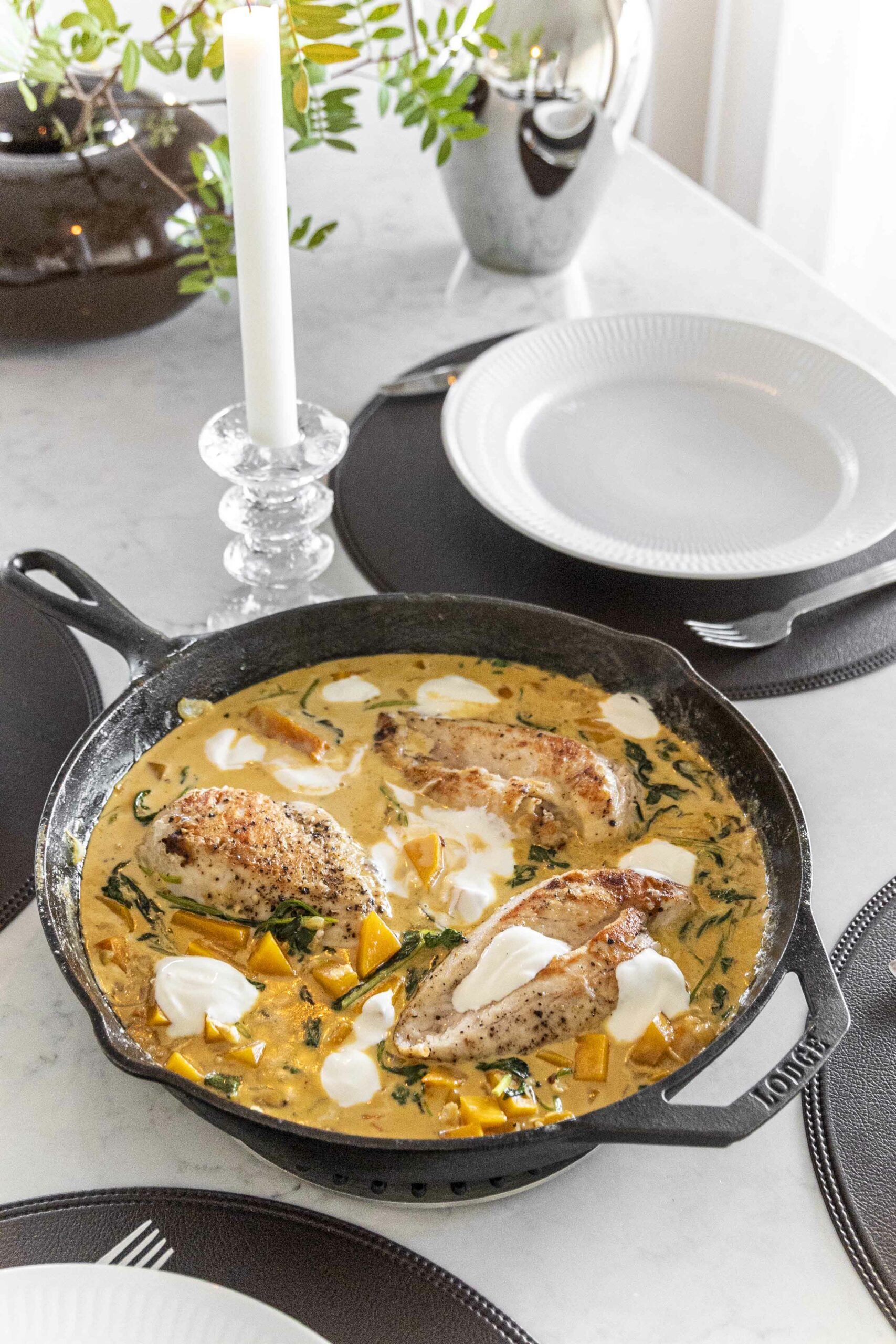 safaríkar kjúklingarbringur með sýrðum rjóma eldaðar í eini pönnu í bragðmikilli rjómasósu með meðlætinu