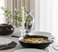 safaríkar kjúklingarbringur með sýrðum rjóma eldaðar í eini pönnu í bragðmikilli rjómasósu með meðlætinu