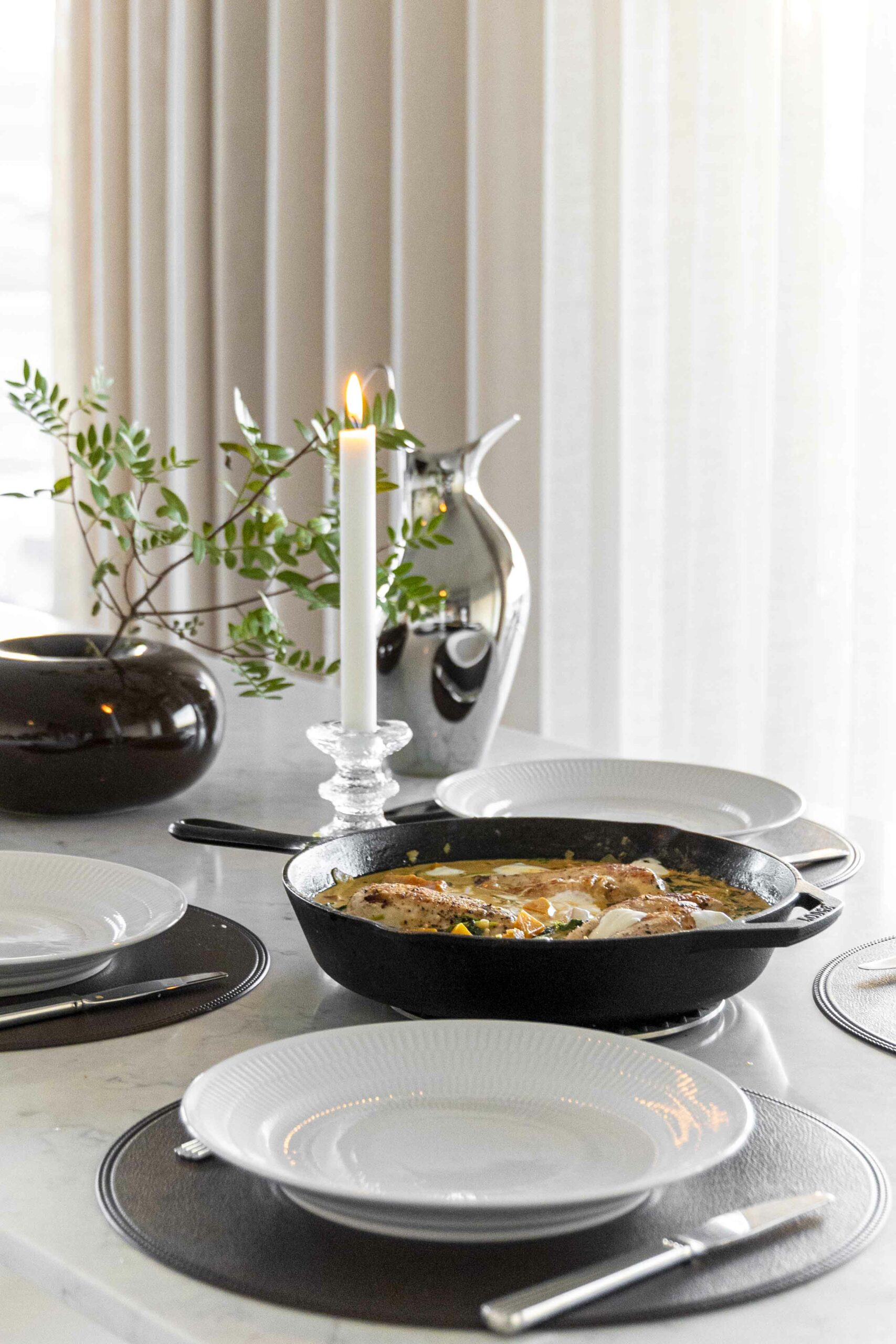 safaríkar kjúklingarbringur með sýrðum rjóma eldaðar í eini pönnu í bragðmikilli rjómasósu með meðlætinu