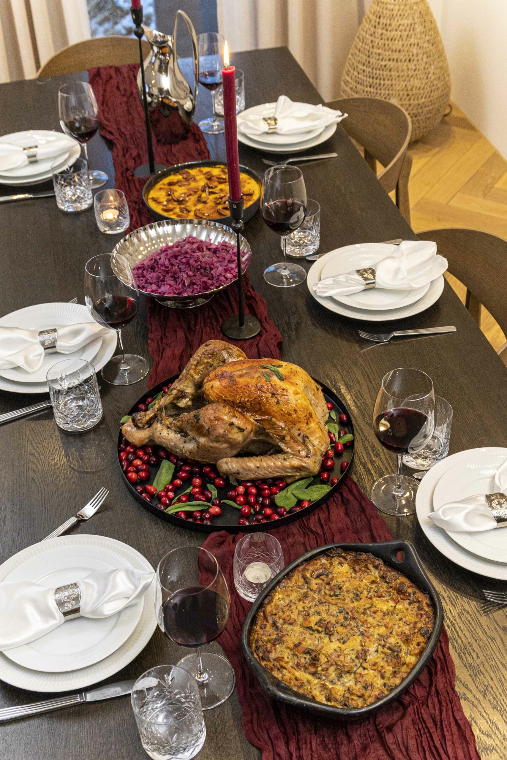 Kalkúnaveisla með öllu tilheyrandi stufffing/ kalkúna fyllingu, kalkúnasósu, sætkartöflumús, heimagerðu rauðkáli