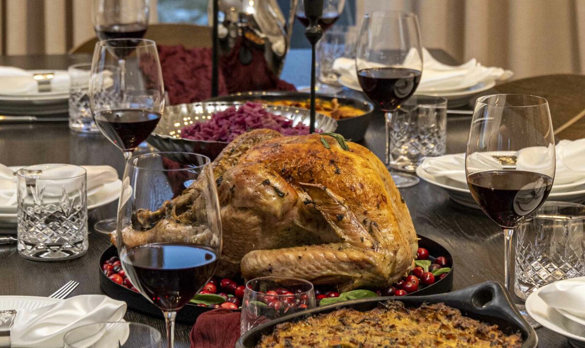 Kalkúnaveisla með öllu tilheyrandi stufffing/ kalkúna fyllingu, kalkúnasósu, sætkartöflumús, heimagerðu rauðkáli