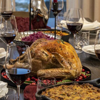 Kalkúnaveisla með öllu tilheyrandi stufffing/ kalkúna fyllingu, kalkúnasósu, sætkartöflumús, heimagerðu rauðkáli