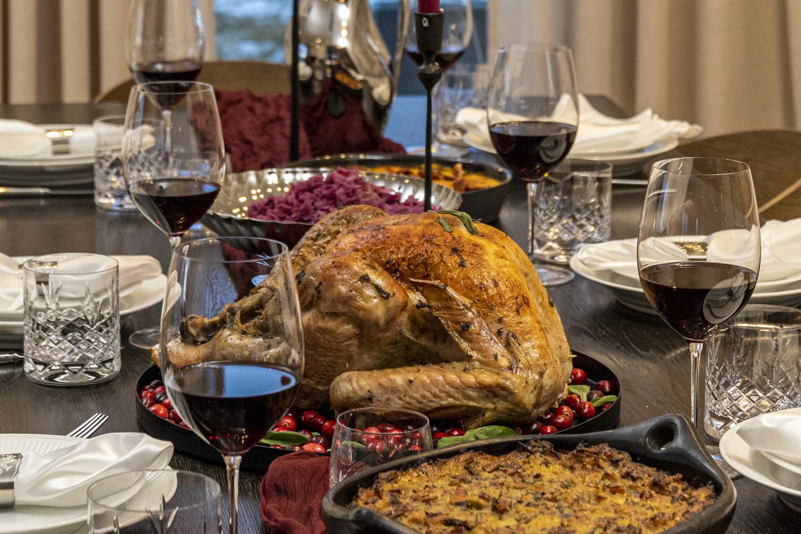 Kalkúnaveisla með öllu tilheyrandi stufffing/ kalkúna fyllingu, kalkúnasósu, sætkartöflumús, heimagerðu rauðkáli