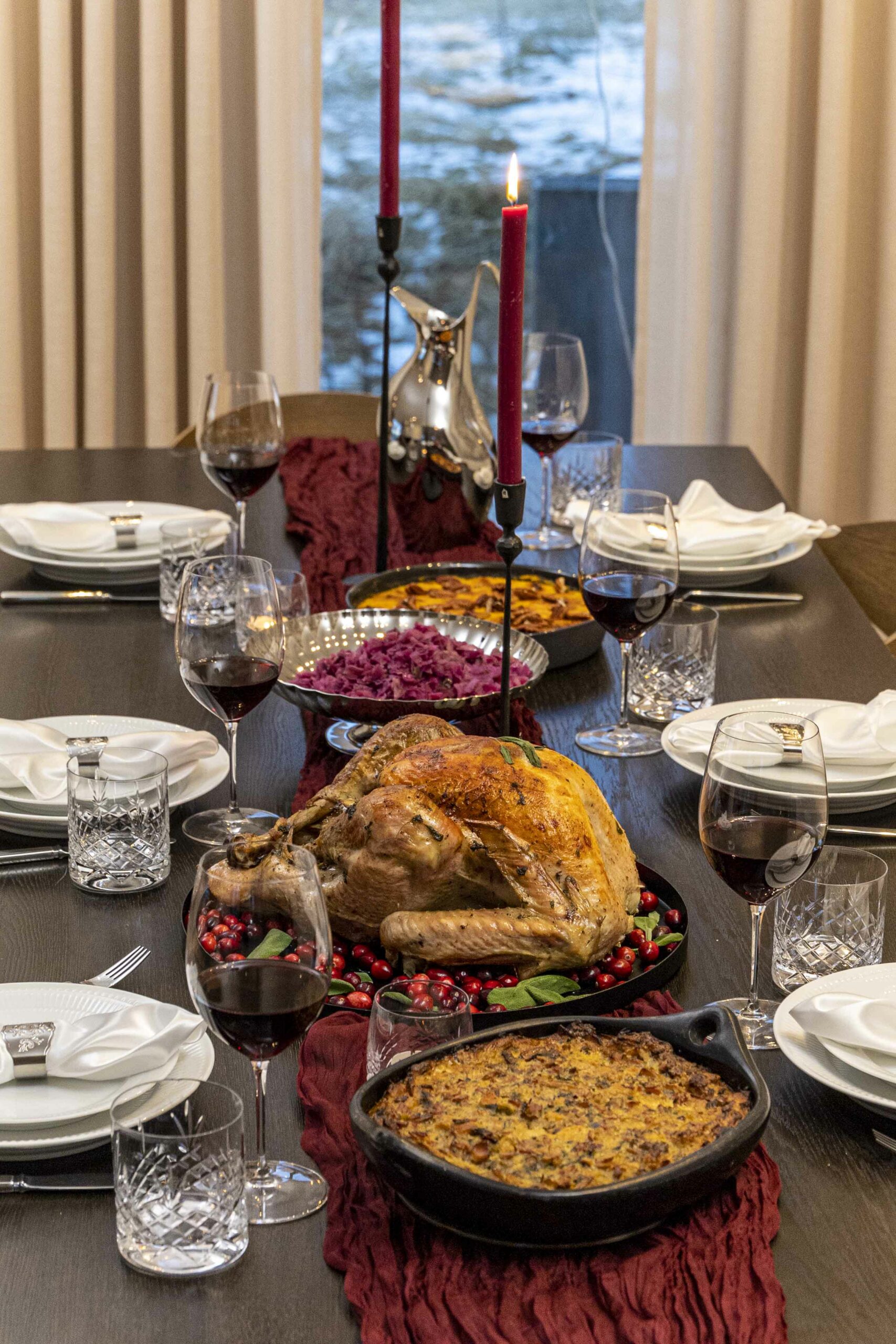 Kalkúnaveisla með öllu tilheyrandi stufffing/ kalkúna fyllingu, kalkúnasósu, sætkartöflumús, heimagerðu rauðkáli