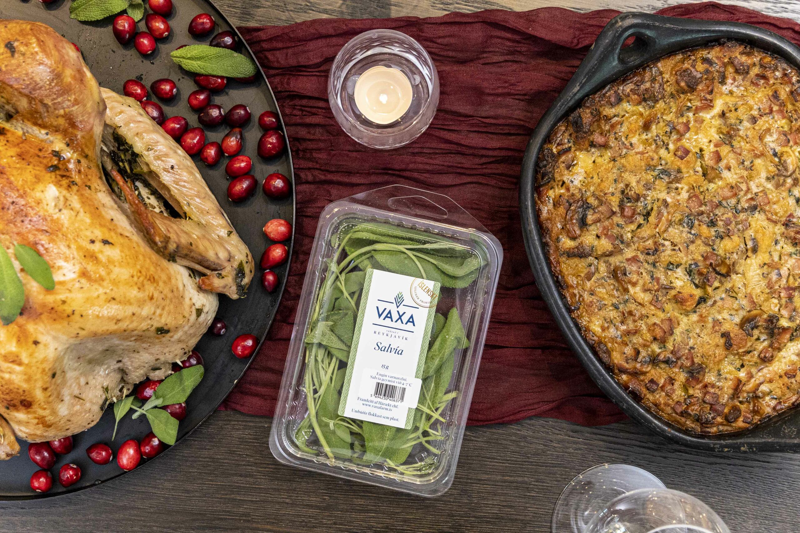 Kalkúnaveisla með öllu tilheyrandi stufffing/ kalkúna fyllingu, kalkúnasósu, sætkartöflumús, heimagerðu rauðkáli