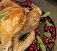 Kalkúnaveisla með öllu tilheyrandi stufffing/ kalkúna fyllingu, kalkúnasósu, sætkartöflumús, heimagerðu rauðkáli