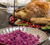 Kalkúnaveisla með öllu tilheyrandi stufffing/ kalkúna fyllingu, kalkúnasósu, sætkartöflumús, heimagerðu rauðkáli