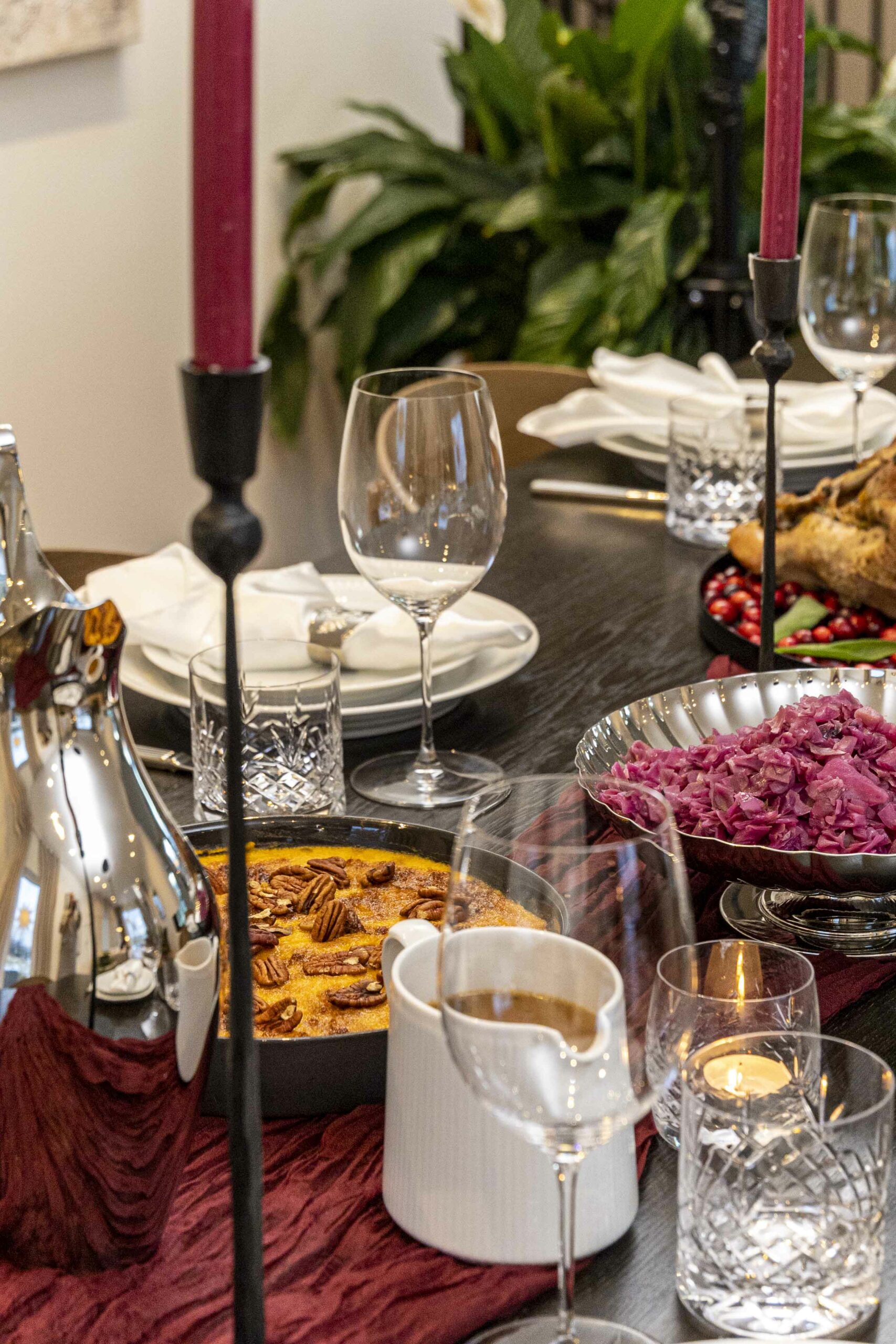 Kalkúnaveisla með öllu tilheyrandi stufffing/ kalkúna fyllingu, kalkúnasósu, sætkartöflumús, heimagerðu rauðkáli