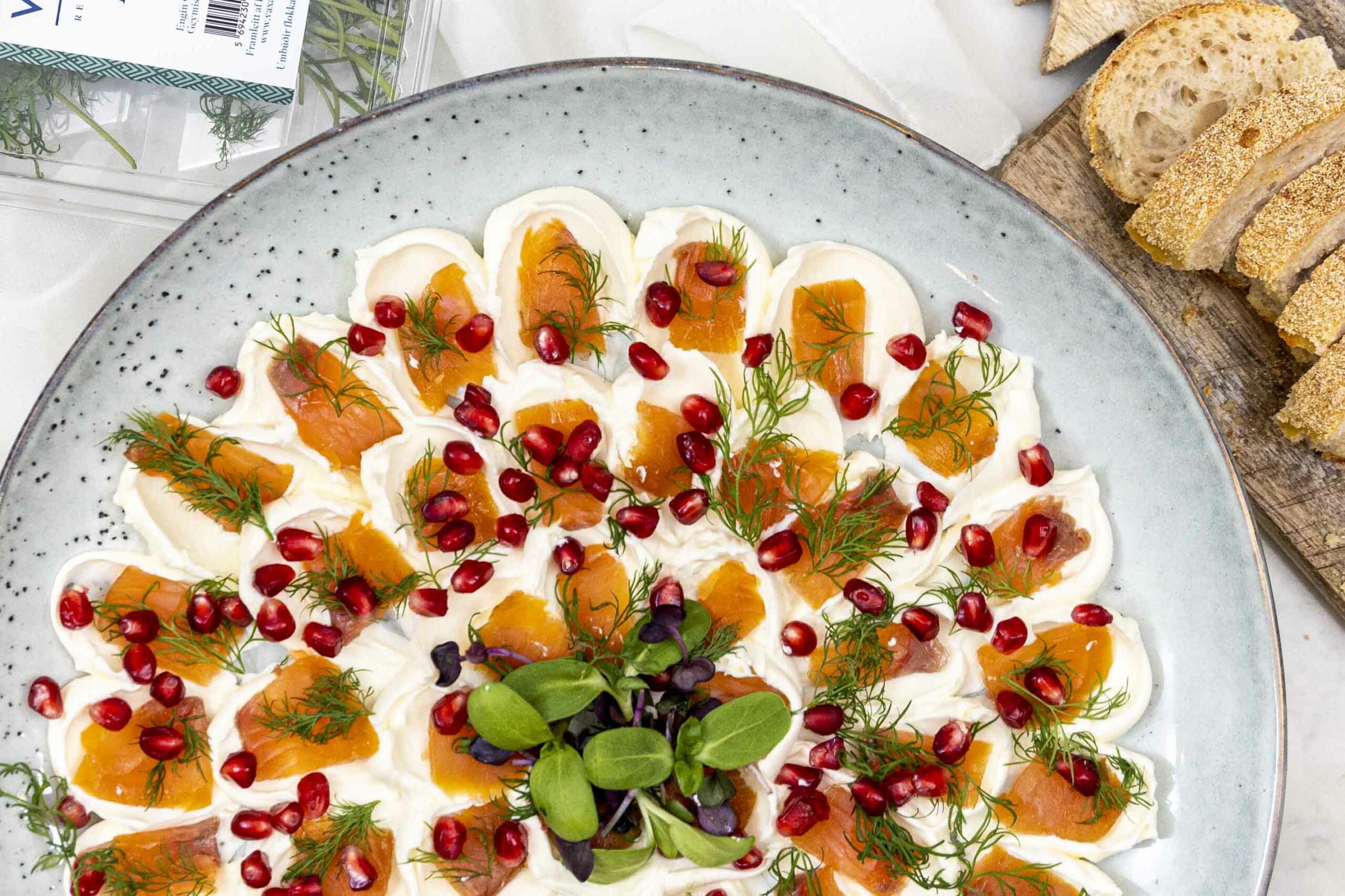 Forréttur reyktur lax með rjómaosti og dilli