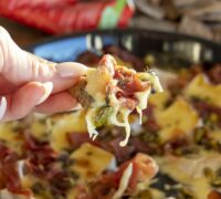 Bakaður camembert í fati með hráskinku, pistasíuhnetum, timjan og heitu hunangi