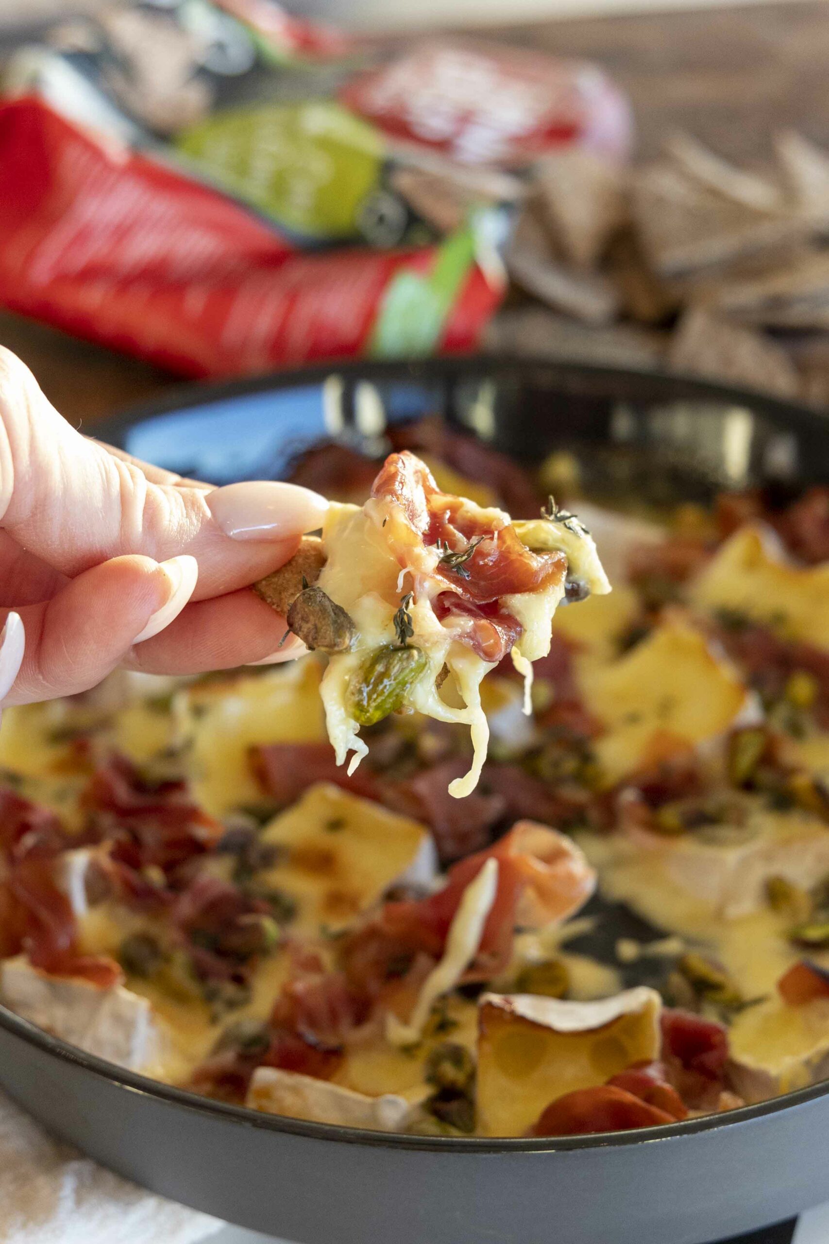 Bakaður camembert í fati með hráskinku, pistasíuhnetum, timjan og heitu hunangi