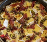 Bakaður camembert í fati með hráskinku, pistasíuhnetum, timjan og heitu hunangi