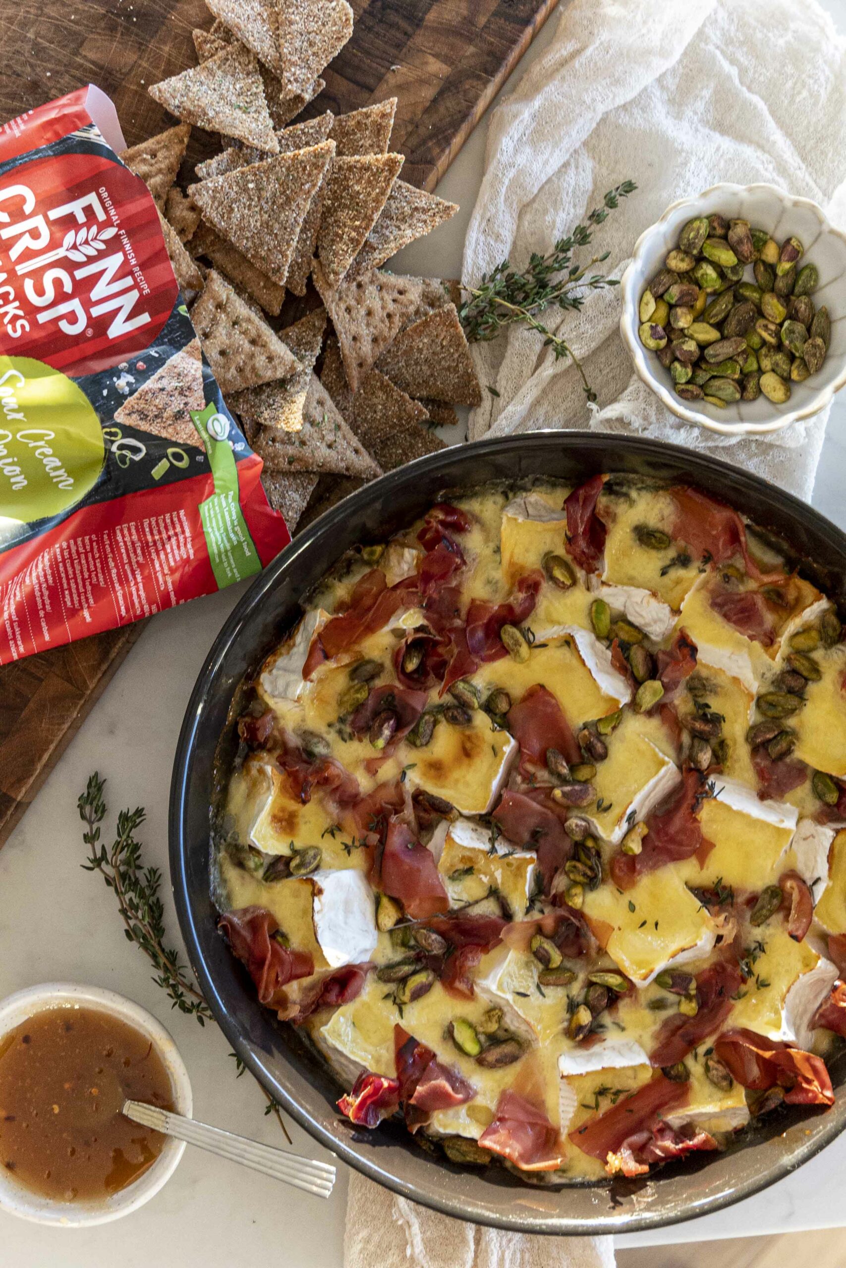 Bakaður camembert í fati með hráskinku, pistasíuhnetum, timjan og heitu hunangi