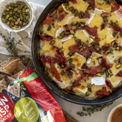 Bakaður camembert í fati með hráskinku, pistasíuhnetum, timjan og heitu hunangi