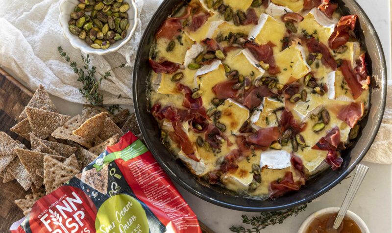 Bakaður camembert í fati með hráskinku, pistasíuhnetum, timjan og heitu hunangi