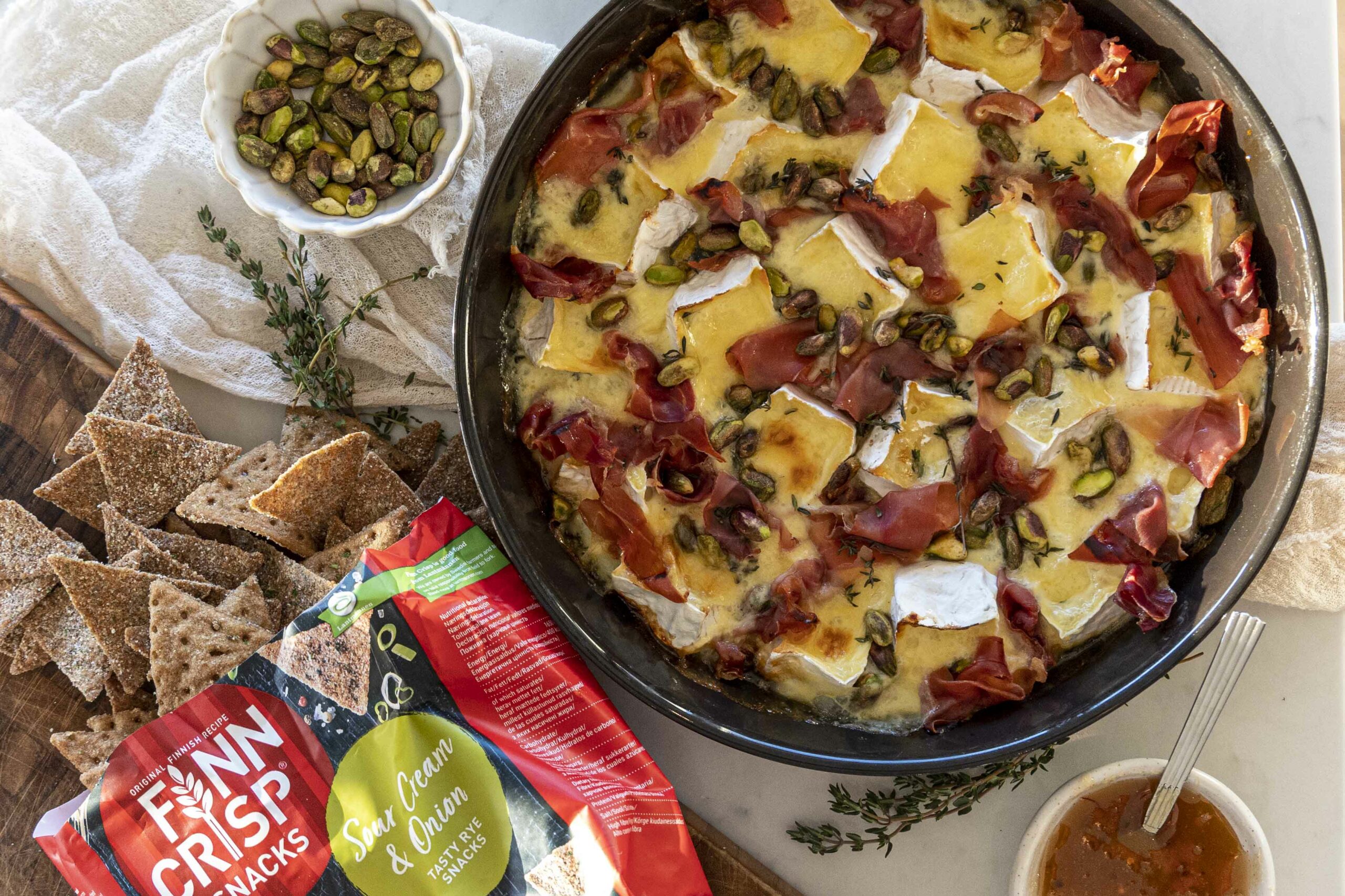 Bakaður camembert í fati með hráskinku, pistasíuhnetum, timjan og heitu hunangi