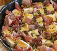 Bakaður camembert í fati með hráskinku, pistasíuhnetum, timjan og heitu hunangi