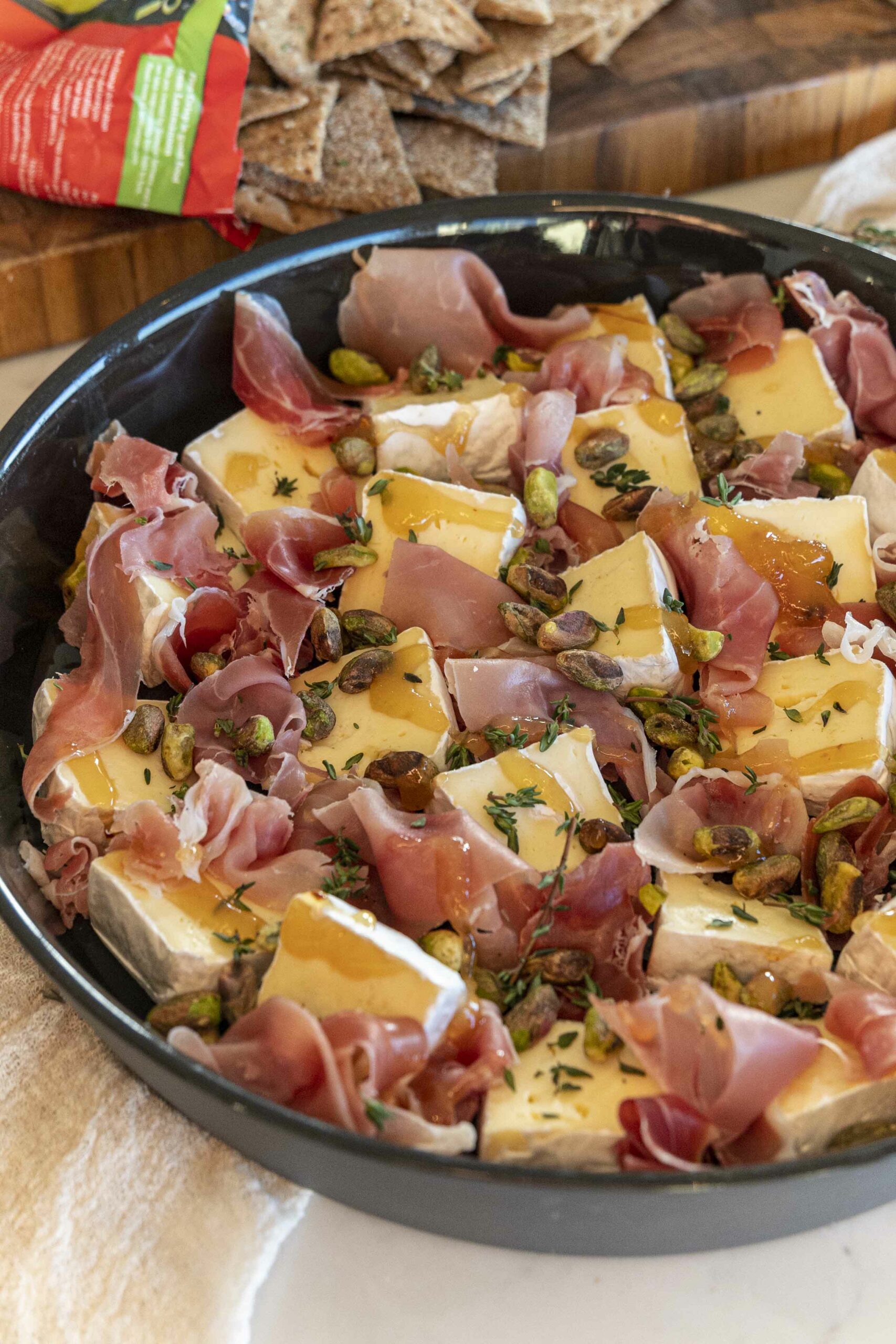 Bakaður camembert í fati með hráskinku, pistasíuhnetum, timjan og heitu hunangi