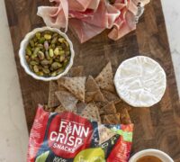 Bakaður camembert í fati með hráskinku, pistasíuhnetum, timjan og heitu hunangi