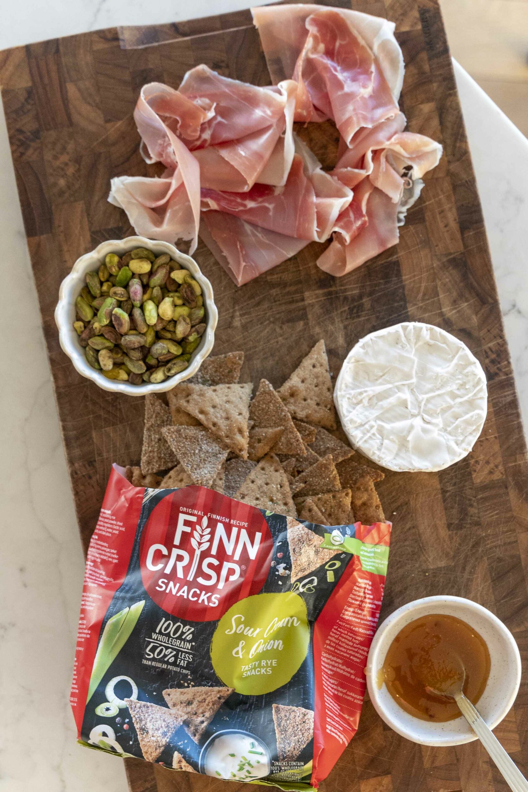 Bakaður camembert í fati með hráskinku, pistasíuhnetum, timjan og heitu hunangi