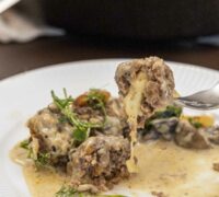 Mozzarella fylltar kjötbollur