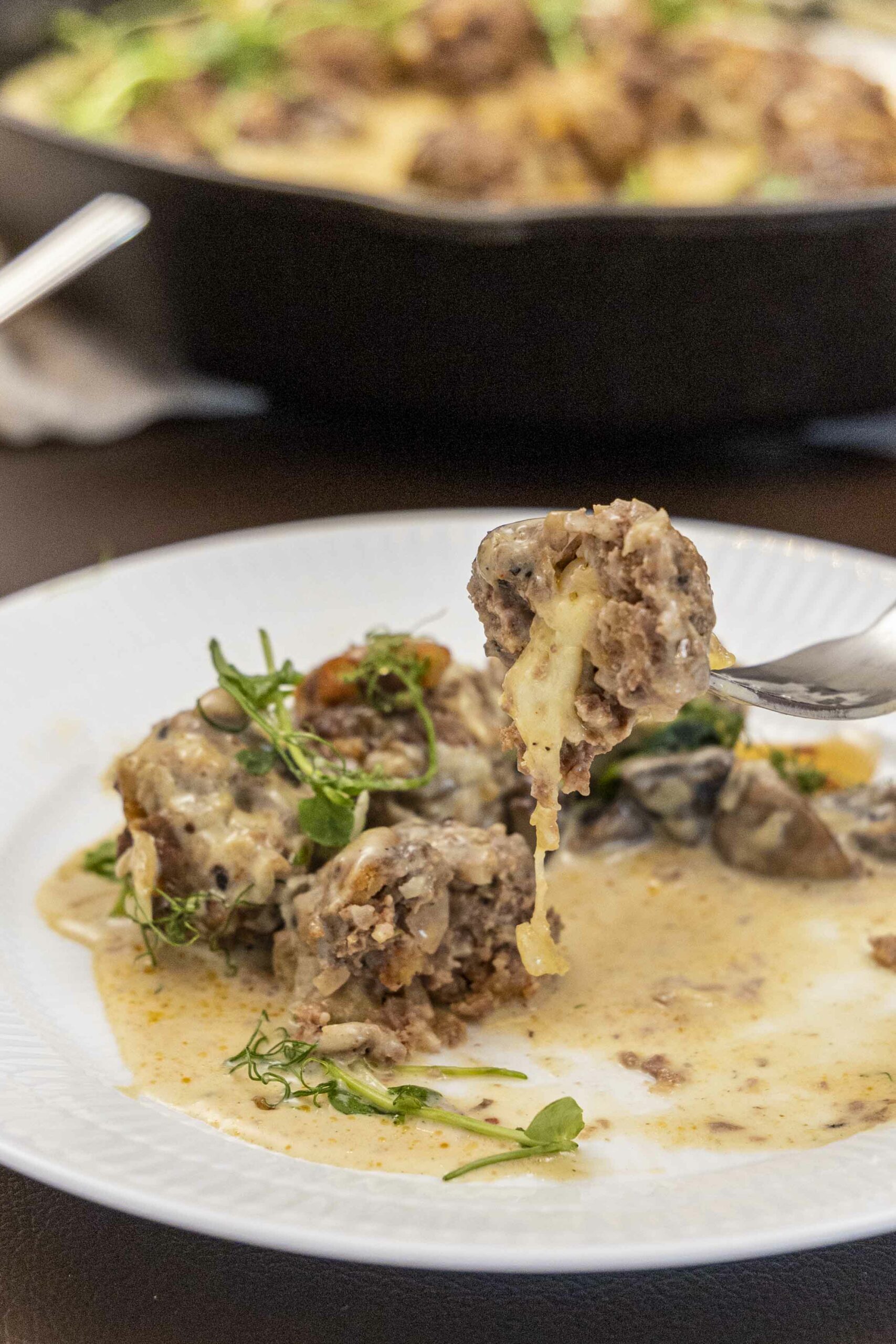 Mozzarella fylltar kjötbollur