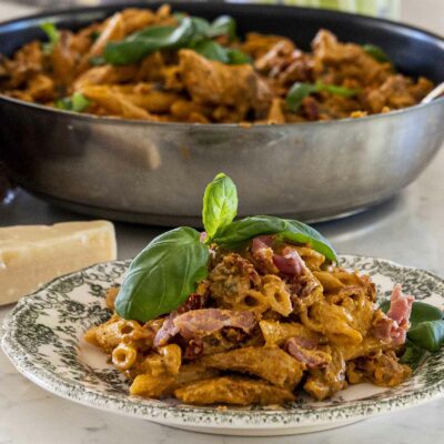 Hollt og próteinríkt kjúklingapasta í pestó"rjóma"sósu