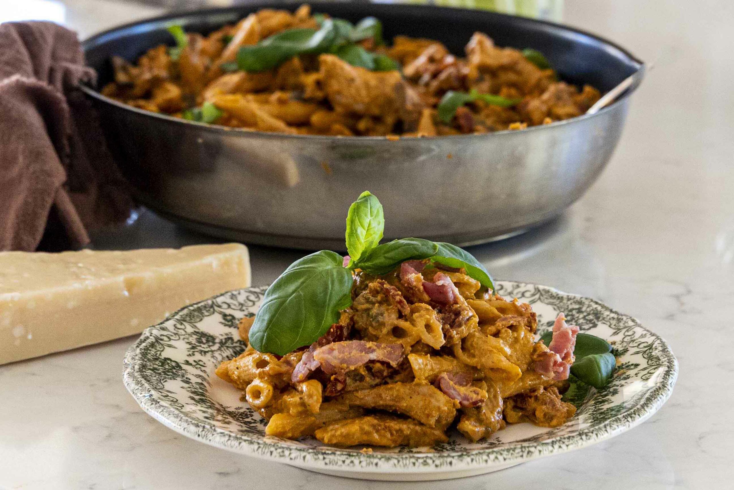 Hollt og próteinríkt kjúklingapasta í pestó"rjóma"sósu