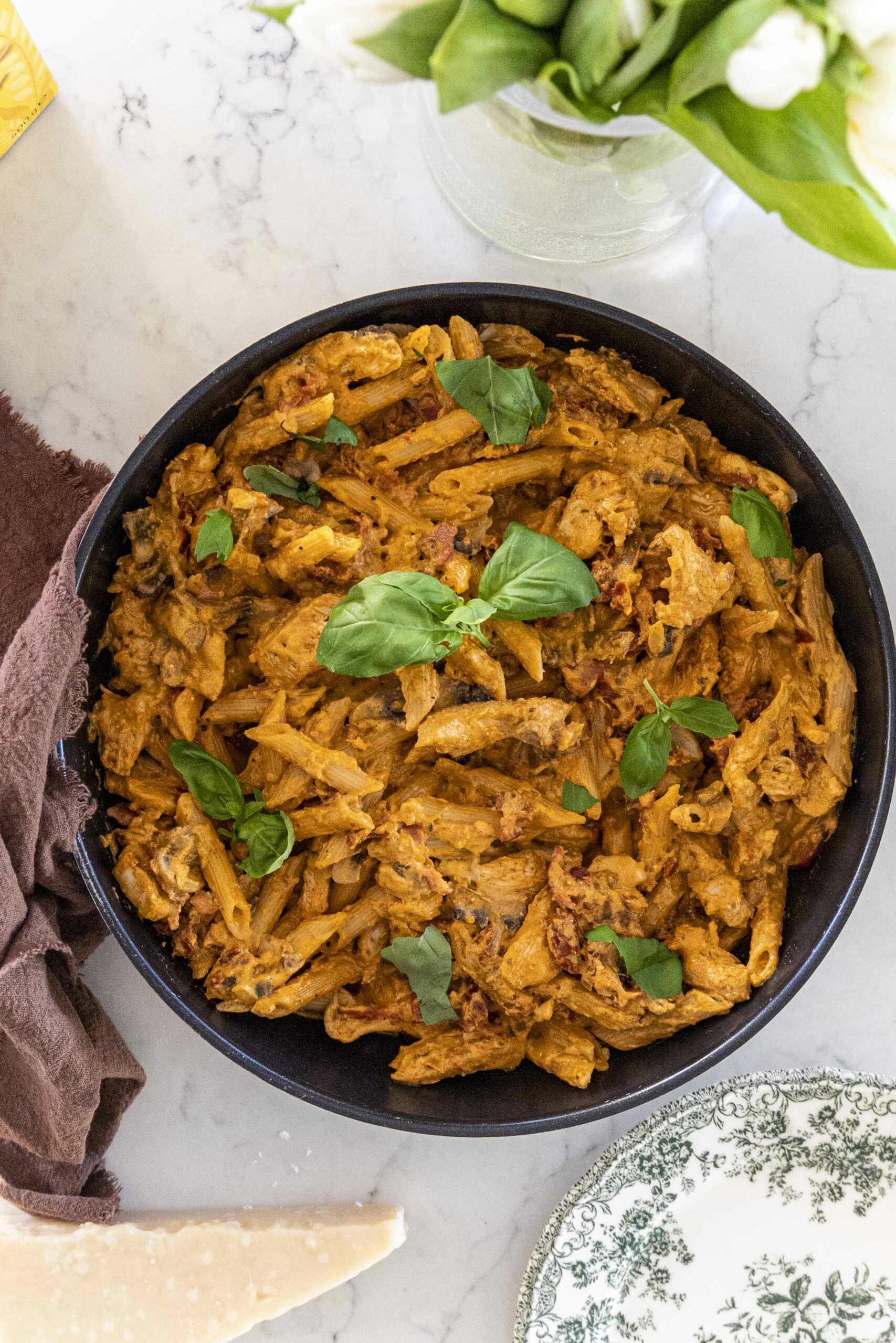 Hollt og próteinríkt kjúklingapasta í pestó"rjóma"sósu