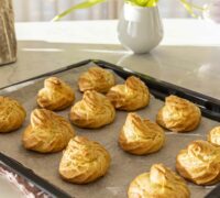 nammibollur - vatnsdeigsbollur með súkkulaðirjóma, eitt sett kurli, súkkilaðiperlum og mjúkum súkkulaðitoppi