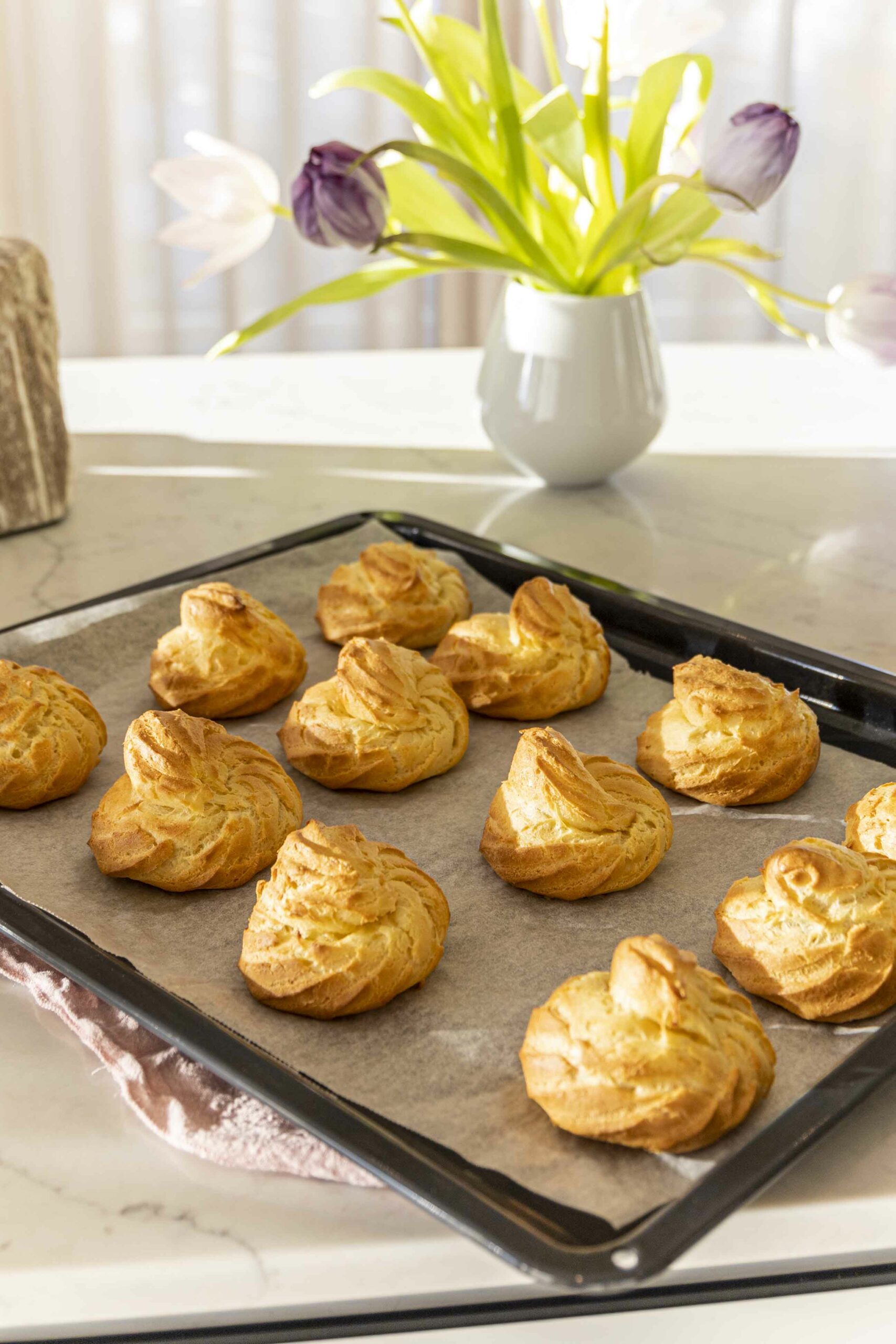 Vatnsdeigsbollur með vanillukremi og jarðaberjasultu