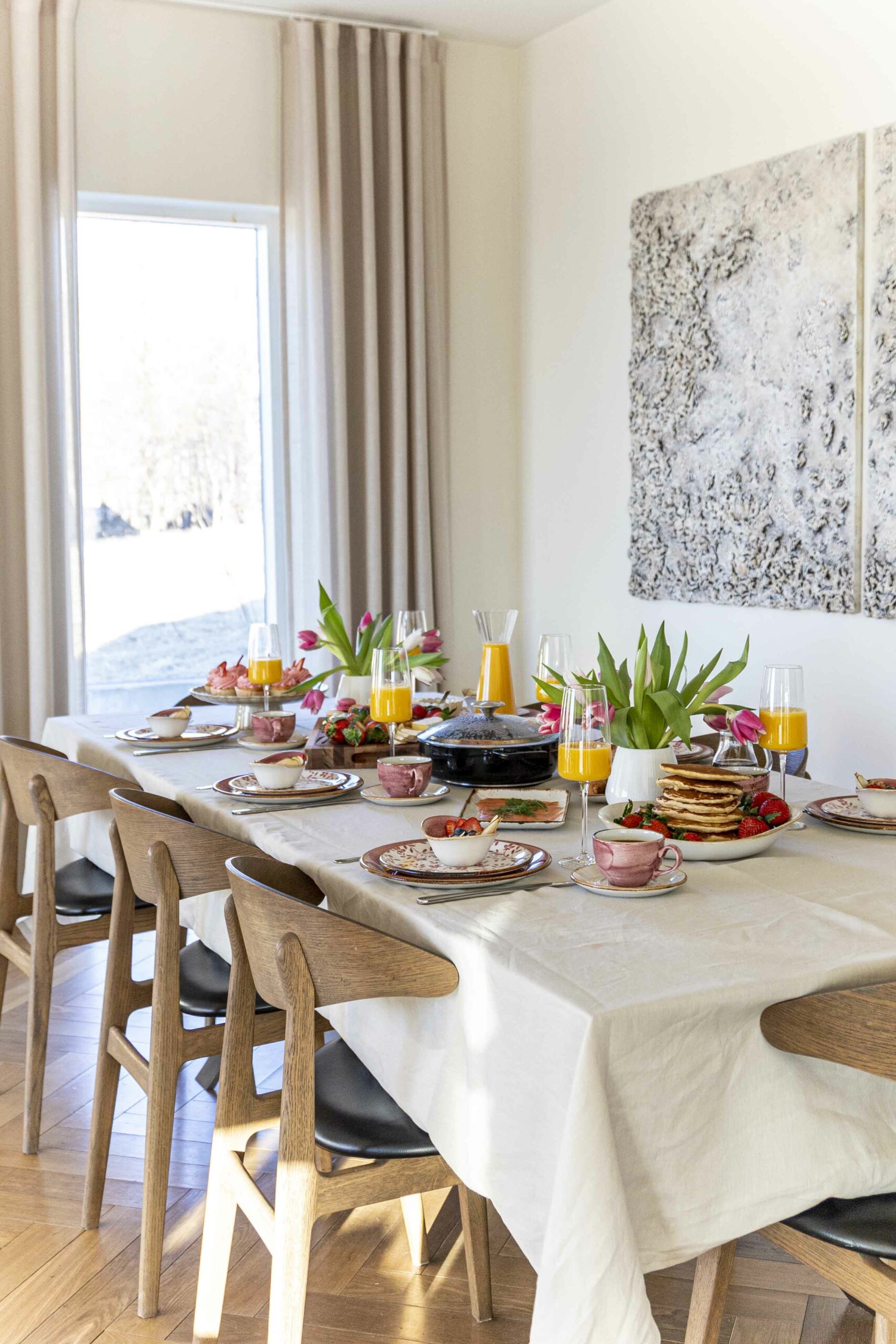 Bleikt Konudagsbrunch - Shakshuka - mimosa - pönnukökur - crossant - bleikar bollakökur 