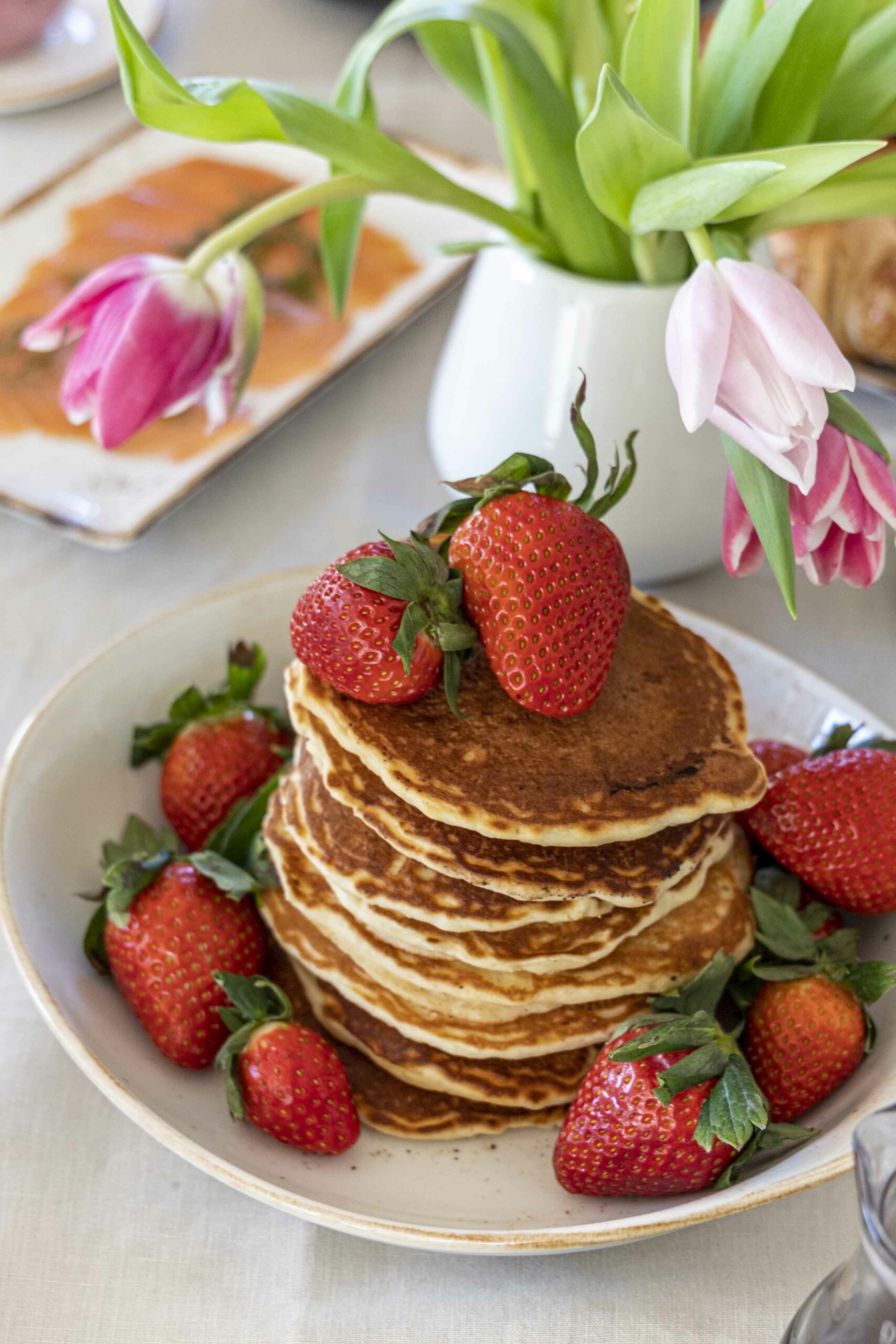 Bleikt Konudagsbrunch - Shakshuka - mimosa - pönnukökur - crossant - bleikar bollakökur 