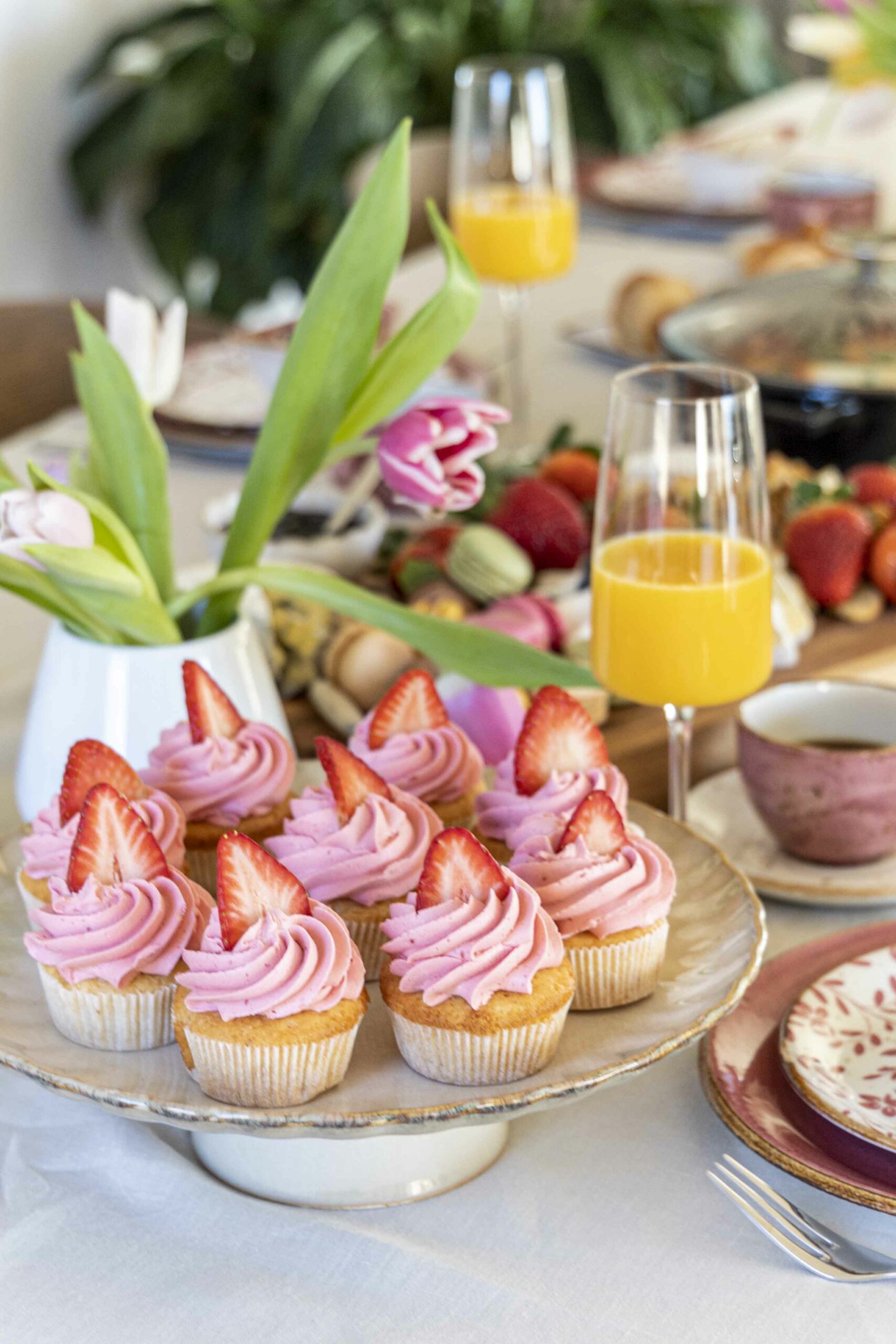 Bleikt Konudagsbrunch - Shakshuka - mimosa - pönnukökur - crossant - bleikar bollakökur 
