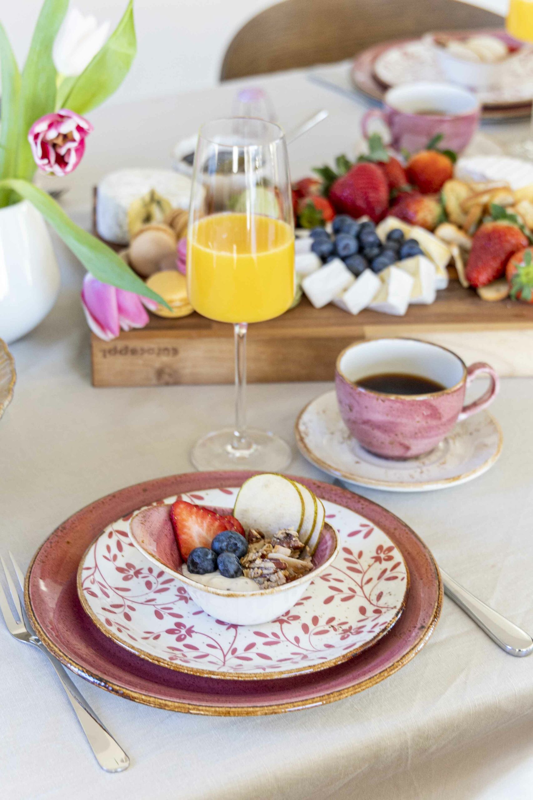 Bleikt Konudagsbrunch - Shakshuka - mimosa - pönnukökur - crossant - bleikar bollakökur 