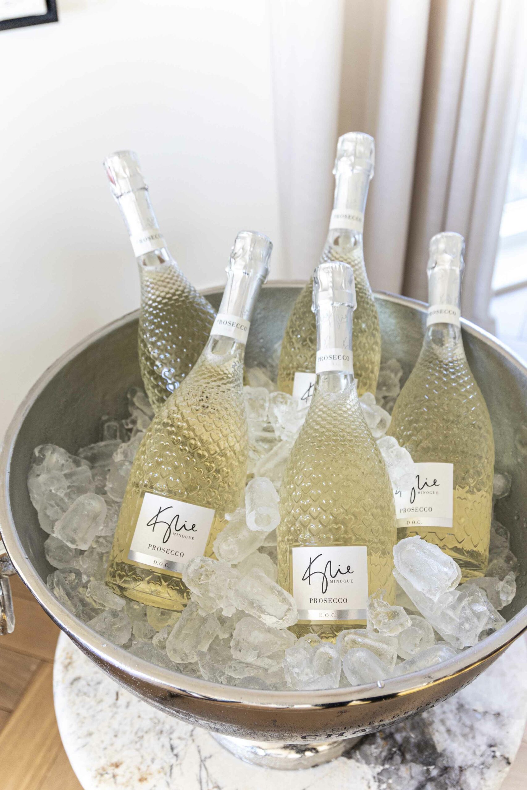 Bleikt Konudagsbrunch - Shakshuka - mimosa - pönnukökur - crossant - bleikar bollakökur 