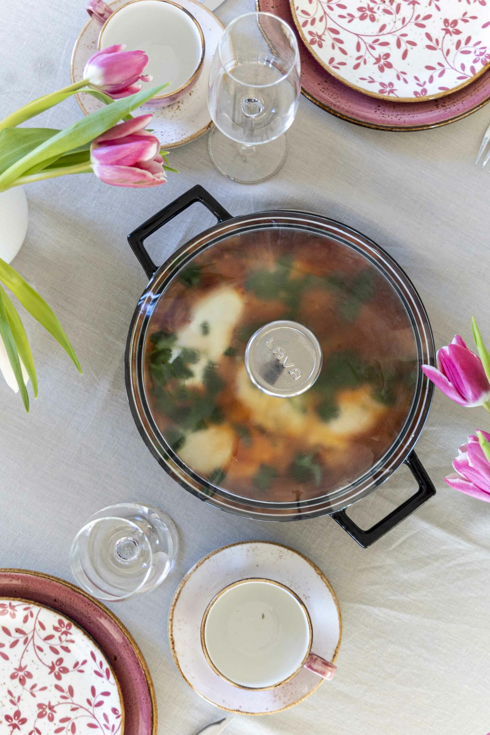 Bleikt Konudagsbrunch - Shakshuka - mimosa - pönnukökur - crossant - bleikar bollakökur 