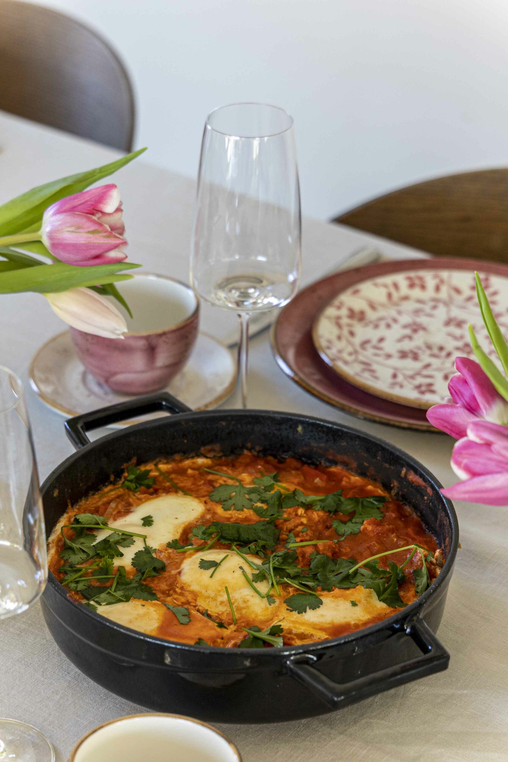 Bleikt Konudagsbrunch - Shakshuka - mimosa - pönnukökur - crossant - bleikar bollakökur 