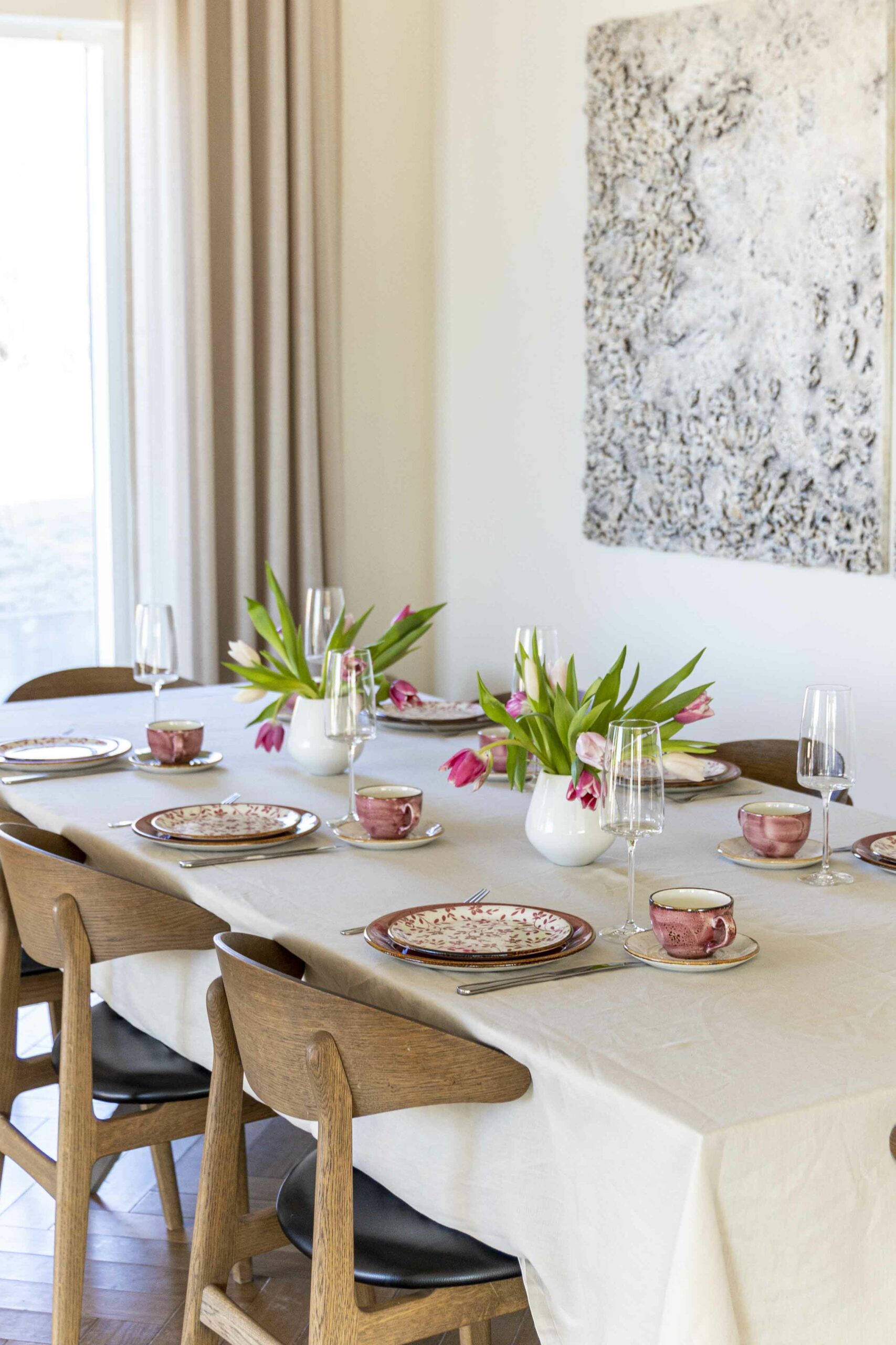 Bleikt Konudagsbrunch - Shakshuka - mimosa - pönnukökur - crossant - bleikar bollakökur 