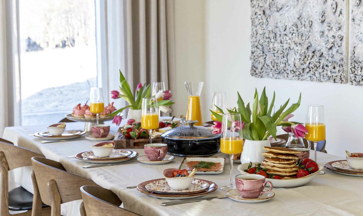 Bleikt Konudagsbrunch - Shakshuka - mimosa - pönnukökur - crossant - bleikar bollakökur