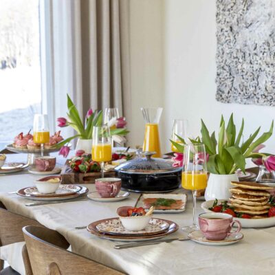 Bleikt Konudagsbrunch - Shakshuka - mimosa - pönnukökur - crossant - bleikar bollakökur
